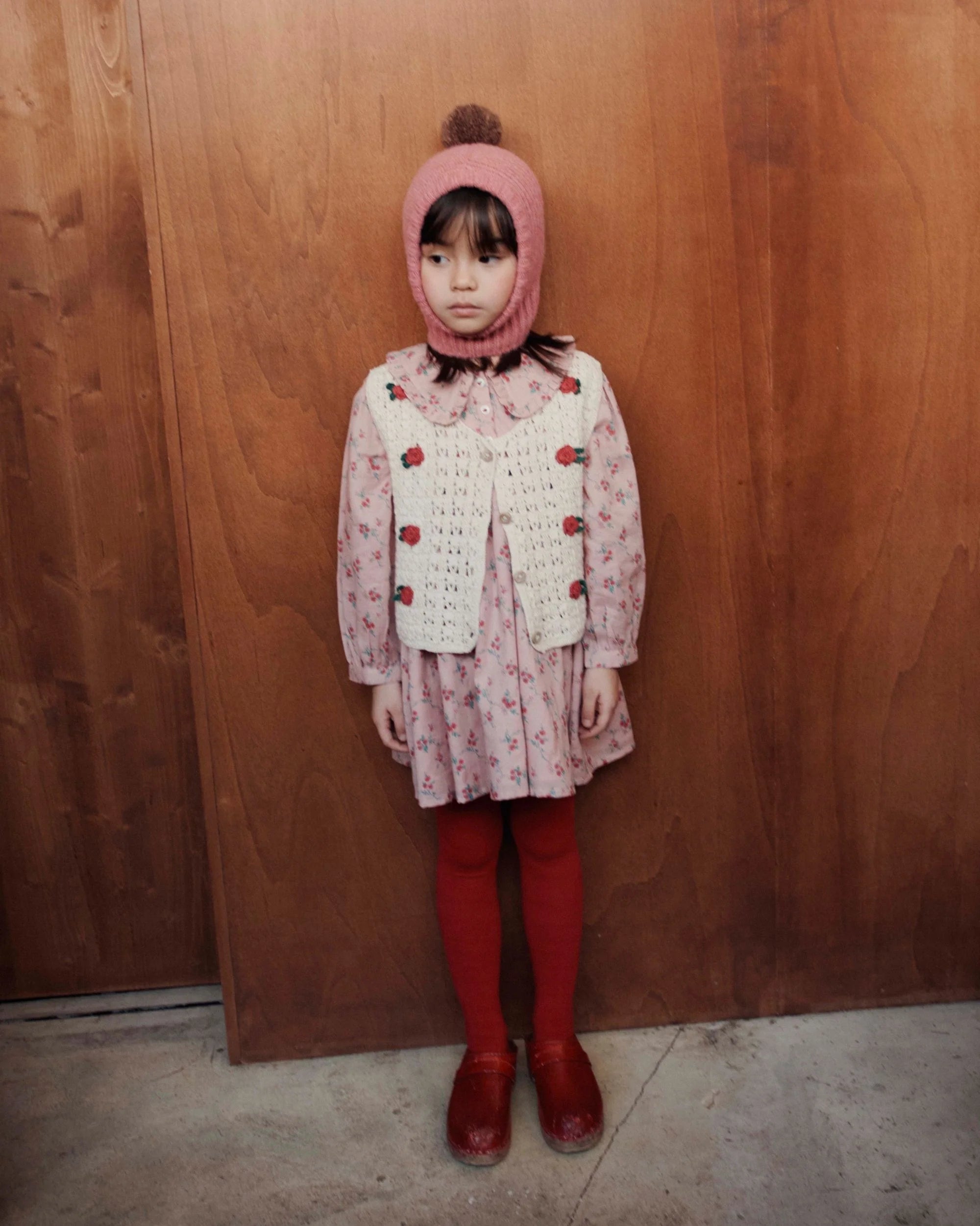 Sleeveless crochet embroidered ecru cardigan