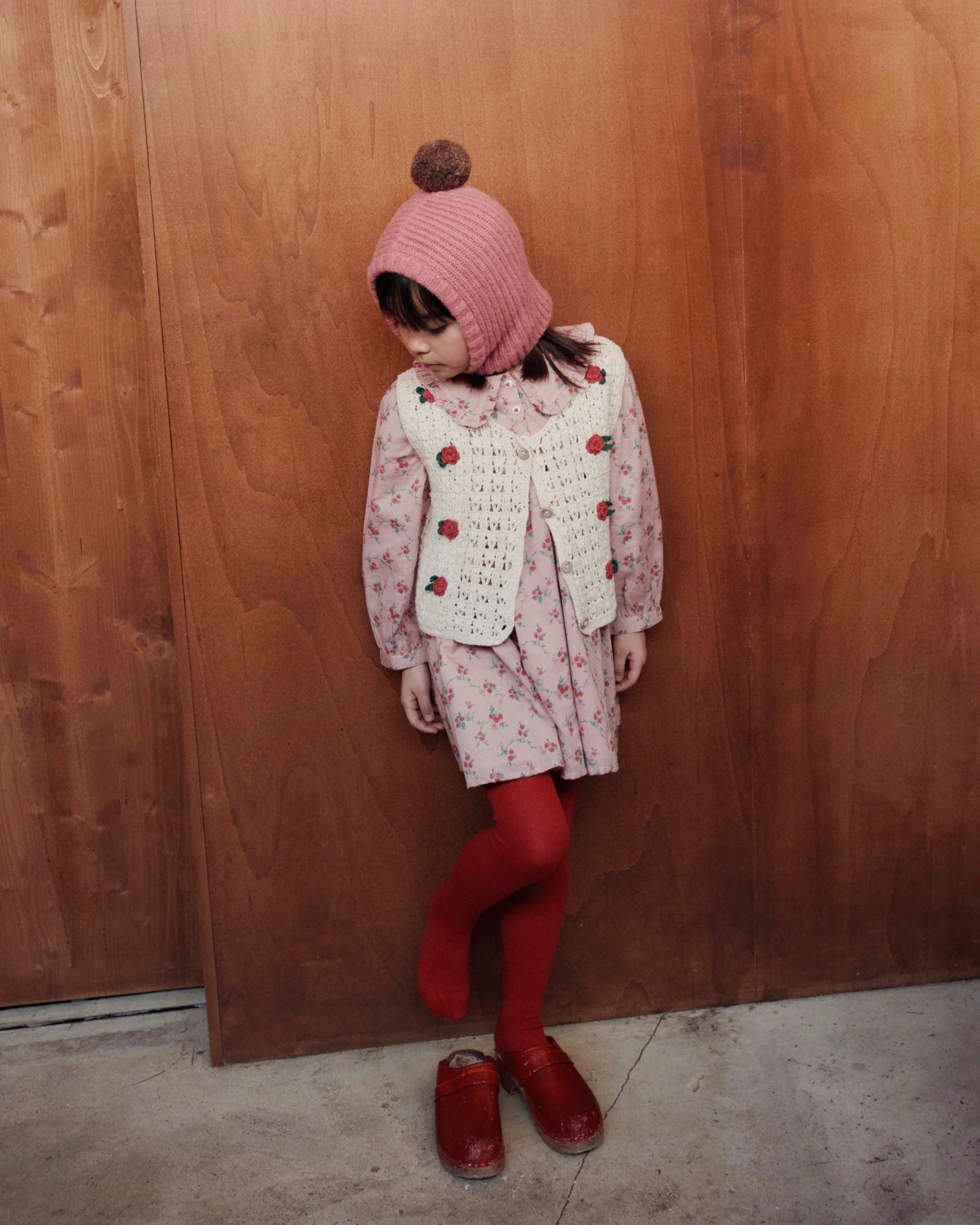 Sleeveless crochet embroidered ecru cardigan